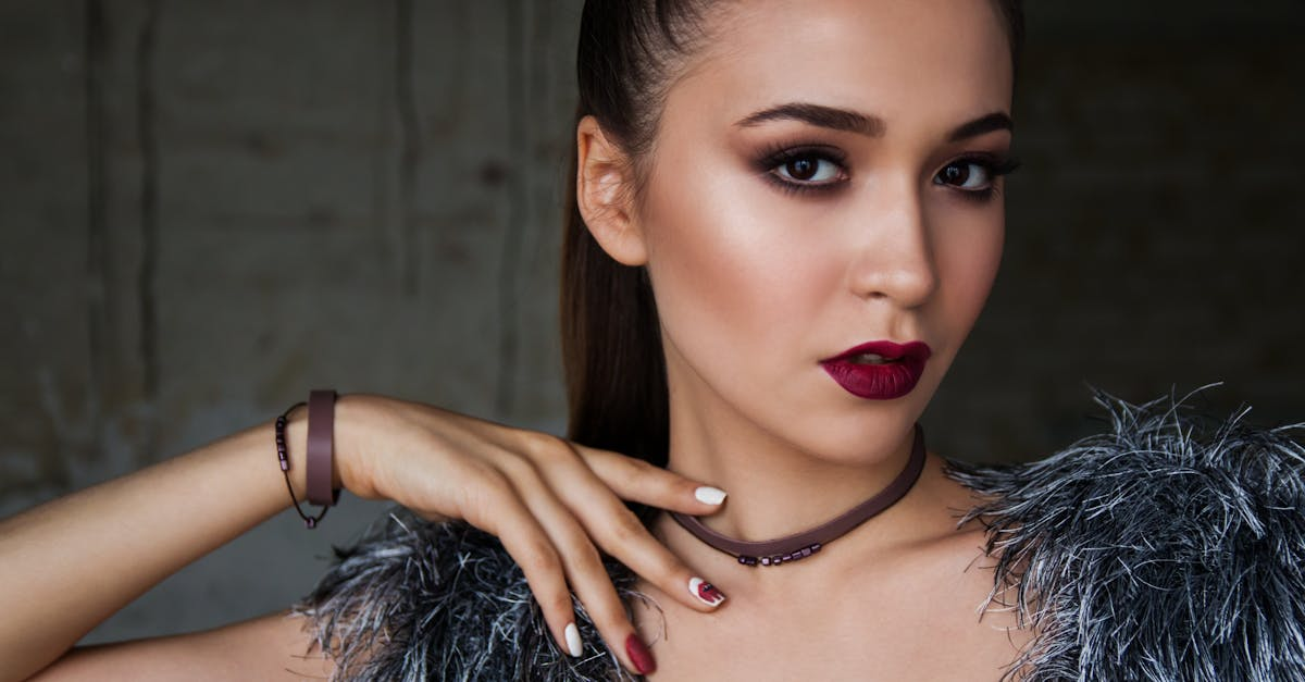 découvrez l'art du stylisme de bijoux avec nos conseils et astuces pour associer, porter et mettre en valeur vos accessoires. transformez chaque tenue en une déclaration de style unique grâce à notre guide sur le jewelry styling.