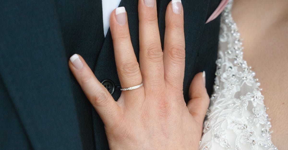 découvrez l'élégance intemporelle de la french manicure, un incontournable de la beauté des ongles. apprenez à réaliser ce look classique, alliant sophistication et simplicité, pour des mains impeccables en toutes occasions.