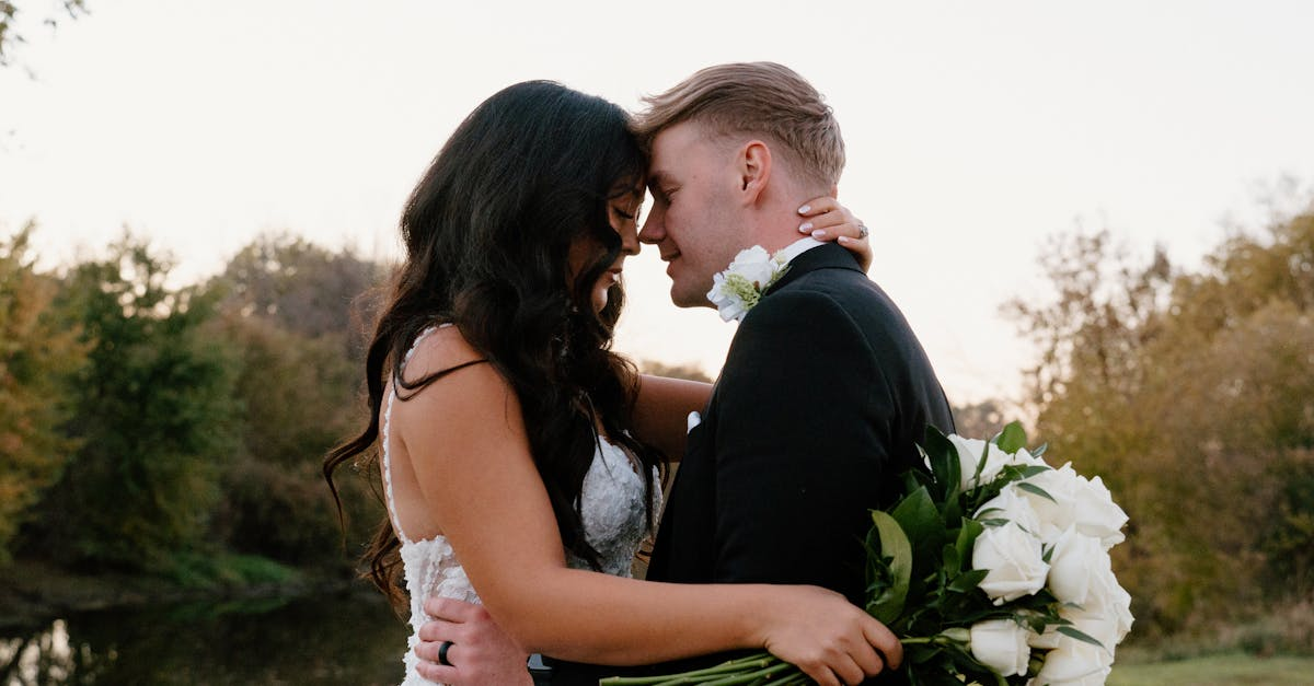 découvrez notre sélection élégante de tenues de mariage, alliant style et confort pour le grand jour. que vous soyez la mariée, le marié ou un invité, trouvez l'habit parfait pour célébrer cet événement unique.