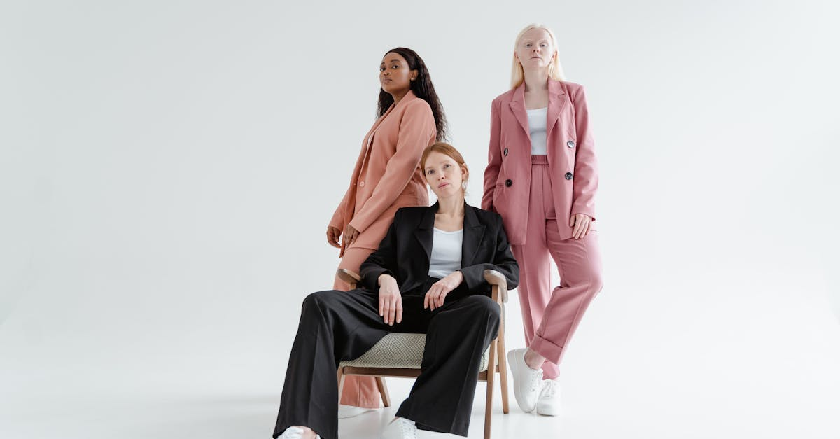 découvrez l'élégance décontractée avec notre collection 'casual chic'. un mélange parfait entre confort et sophistication, cette tendance vous permettra d'affirmer votre style au quotidien tout en restant à l'aise. explorez des pièces uniques et tendance qui réinventent le mode de vie chic et décontracté.