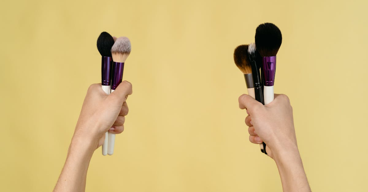 découvrez les secrets du contouring, la technique de maquillage incontournable pour sculpturer et définir votre visage. apprenez à jouer avec les ombres et les lumières pour mettre en valeur vos traits et obtenir un teint radieux.