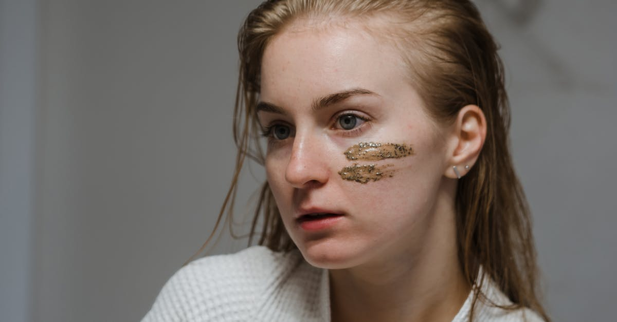 découvrez les bienfaits de l'exfoliation pour votre peau : éliminez les cellules mortes, stimulez le renouvellement cellulaire et révélez un teint éclatant. apprenez les techniques et produits adaptés à votre type de peau pour une routine beauté efficace.