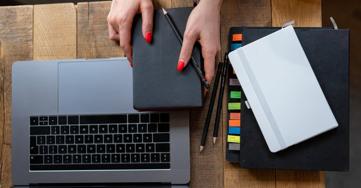 découvrez des astuces et conseils pratiques pour organiser votre bureau à domicile. optimisez votre espace de travail avec des idées de rangement, d'aménagement et de décoration qui favorisent la productivité et le bien-être.