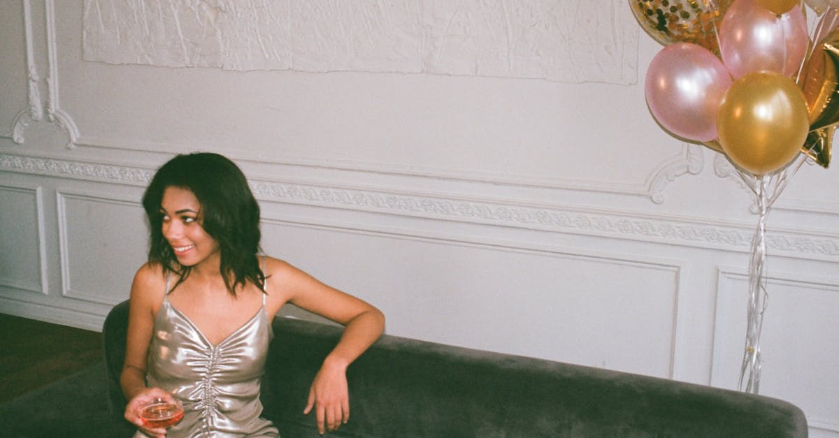 découvrez les tenues idéales pour briller en soirée au nightclub. que vous préfériez un look chic, audacieux ou tendance, notre guide vous aide à choisir l'ensemble parfait pour faire sensation sur la piste de danse.