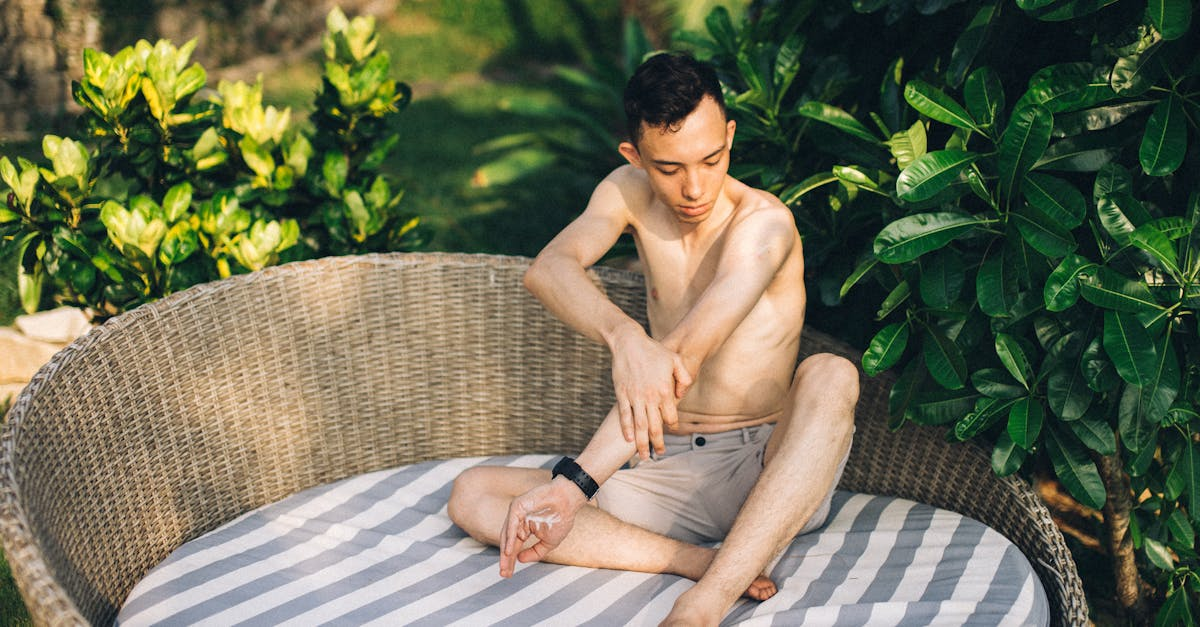 découvrez comment styliser vos shorts pour un look tendance et élégant. que ce soit pour une journée décontractée ou une sortie estivale, apprenez les meilleures astuces de mode pour associer vos shorts avec des hauts, des accessoires et des chaussures.