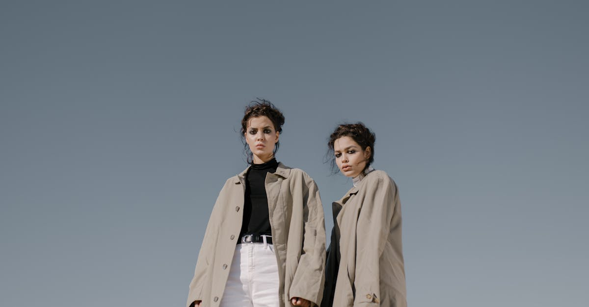 découvrez notre collection élégante de trench coats, parfaits pour toutes les saisons. alliant style intemporel et fonctionnalité, nos trench coats vous protègent du vent et de la pluie tout en ajoutant une touche de sophistication à votre tenue.