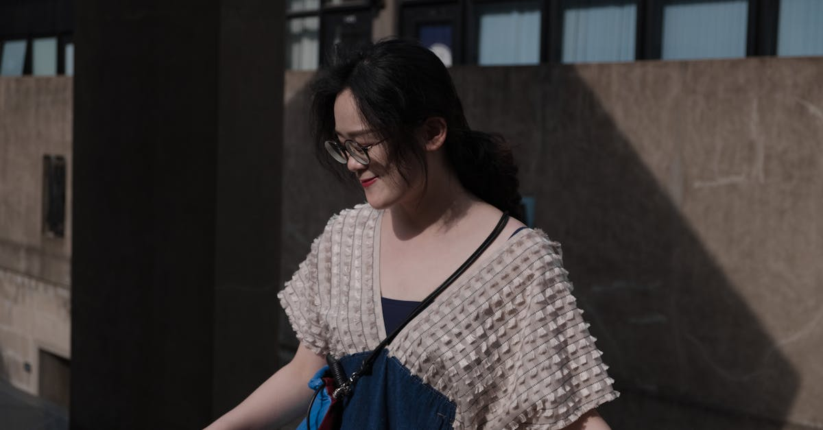 découvrez l'art du ponytail élégant, une coiffure chic et raffinée qui convient à toutes les occasions. apprenez des astuces pour réaliser ce style intemporel et sublimez votre look avec des conseils de experts.