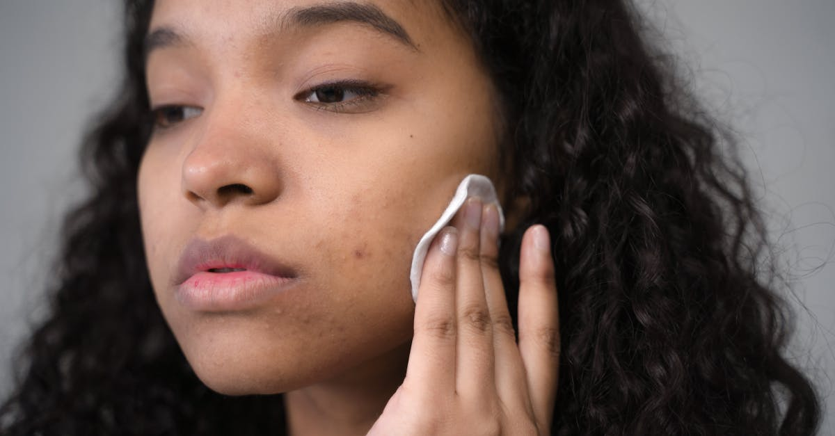 découvrez l'art du démaquillage avec nos conseils et produits essentiels pour une peau parfaitement clean. apprenez à éliminer efficacement le maquillage tout en préservant l'hydratation de votre peau.