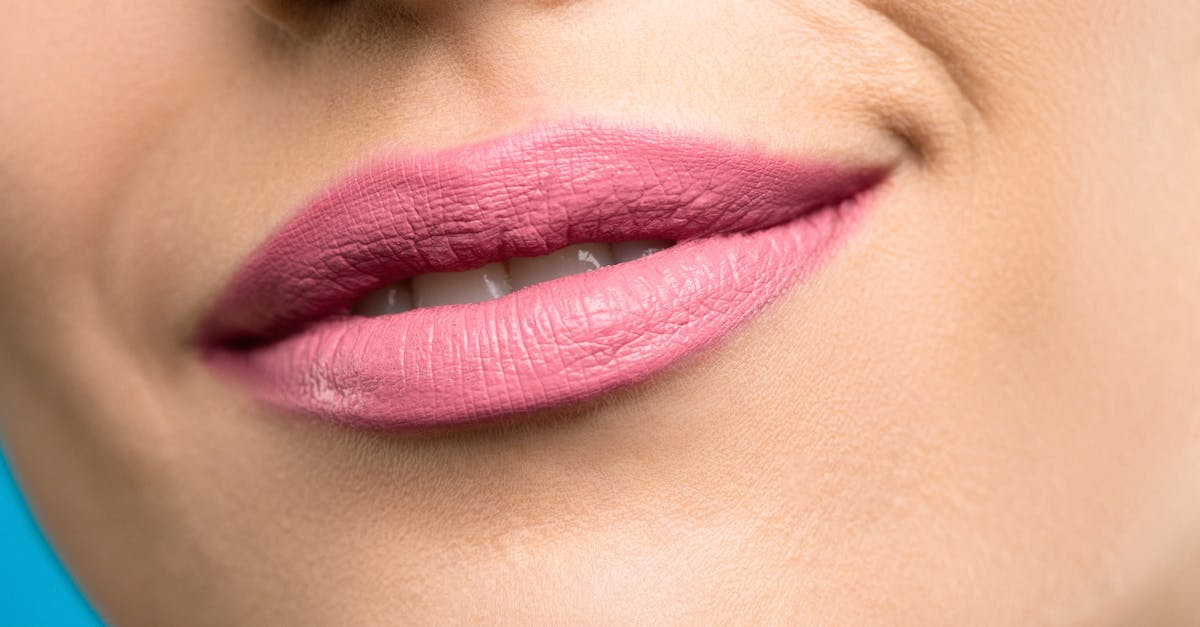 découvrez les tendances et techniques incontournables du maquillage des lèvres. explorez une variété de produits, des rouges à lèvres éclatants aux gloss scintillants, pour sublimer votre sourire et exprimer votre personnalité.