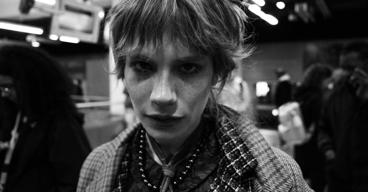 découvrez des tenues élégantes et confortables pour vos voyages en avion. optez pour le style avec nos idées de looks parfaits pour l'aéroport, alliant praticité et tendance.