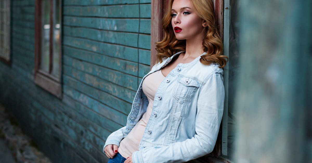 découvrez notre collection de vestes en denim, alliant style intemporel et confort. parfaites pour toutes les saisons, ces pièces essentielles se marient aussi bien avec une tenue décontractée qu'élégante. adoptez un look moderne et décontracté avec nos vestes en denim de qualité!