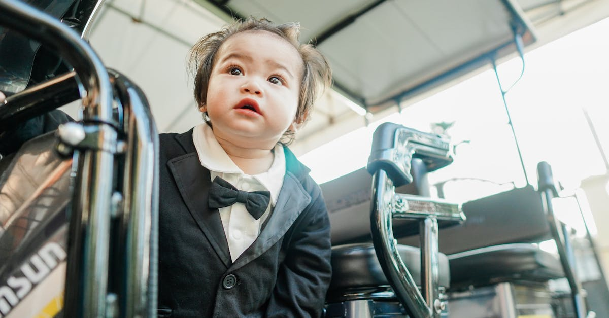 découvrez l'élégance intemporelle du costume navy. parfait pour les occasions formelles ou professionnelles, ce vêtement allie style et sophistication. explorez nos conseils pour le porter avec assurance et créer une allure chic et moderne.