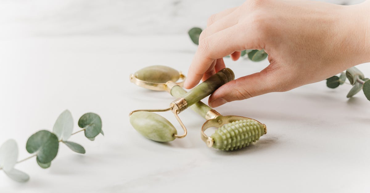 découvrez le jade roller, un outil de beauté ancestral qui améliore la circulation sanguine, réduit l'apparence des rides et procure une sensation de fraîcheur. intégrez-le à votre routine de soins pour un teint éclatant et revitalisé.
