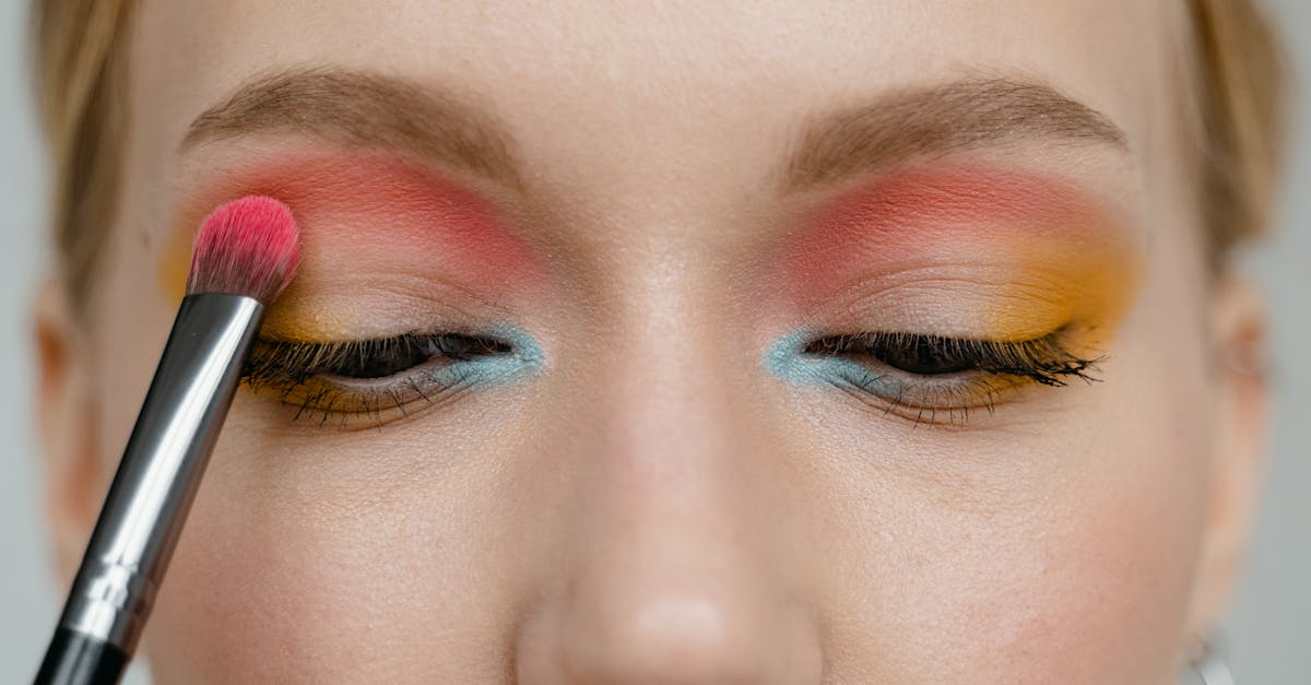 découvrez des astuces de maquillage rapides et efficaces pour un look impeccable en un rien de temps. que vous soyez pressée le matin ou que vous ayez besoin d'une retouche express avant une sortie, ces conseils faciles à suivre vous aideront à sublimer votre beauté.